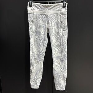 Lululemon High Waist,Full length Athletic leggings,leg zip pockets,mesh accent